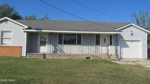 Single Family Residence in Joplin MO 5147-5149 N Main Street.jpg