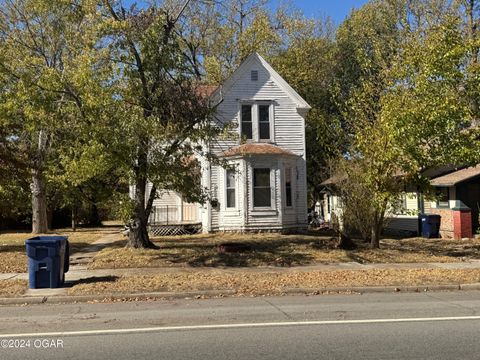 Single Family Residence in Baxter Springs KS 819 Military Avenue.jpg