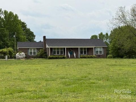 Single Family Residence in Lancaster SC 1162 E Doc Garris Road.jpg