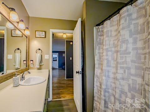Single Family Residence in Blacksburg SC 206 Logan Drive 17.jpg