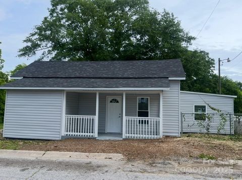 Single Family Residence in Chester SC 39 E White Street.jpg