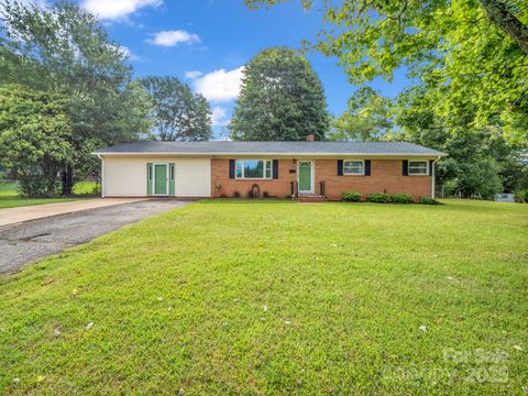Single Family Residence in Forest City NC 128 N Woodland Avenue.jpg