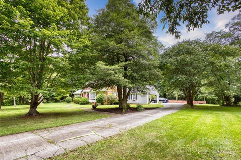 Single Family Residence in Lancaster SC 1010 Forest Drive 3.jpg