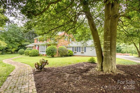 Single Family Residence in Lancaster SC 1010 Forest Drive 4.jpg