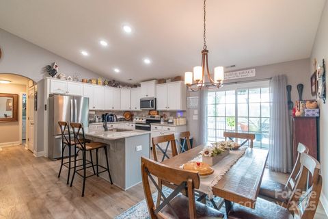 Single Family Residence in Heath Springs SC 2737 Bobcat Road 13.jpg
