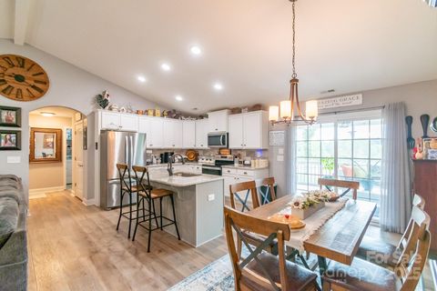 Single Family Residence in Heath Springs SC 2737 Bobcat Road 16.jpg