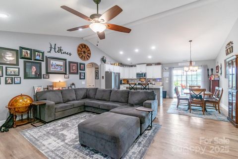Single Family Residence in Heath Springs SC 2737 Bobcat Road 10.jpg