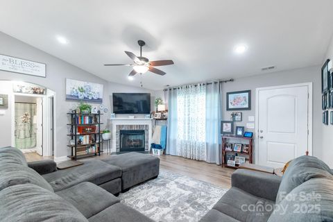 Single Family Residence in Heath Springs SC 2737 Bobcat Road 8.jpg