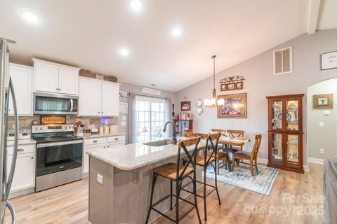 Single Family Residence in Heath Springs SC 2737 Bobcat Road 11.jpg