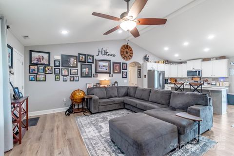 Single Family Residence in Heath Springs SC 2737 Bobcat Road 9.jpg
