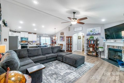 Single Family Residence in Heath Springs SC 2737 Bobcat Road 7.jpg