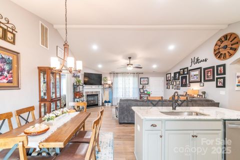 Single Family Residence in Heath Springs SC 2737 Bobcat Road 18.jpg