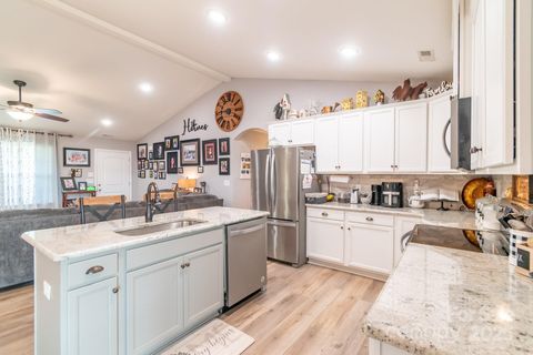 Single Family Residence in Heath Springs SC 2737 Bobcat Road 17.jpg