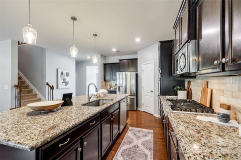 Single Family Residence in Fort Mill SC 1044 Shiloh Bend Trail 10.jpg