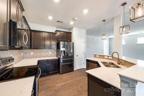 Single Family Residence in Fort Mill SC 609 Kahana River Road 7.jpg