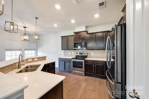 Single Family Residence in Fort Mill SC 609 Kahana River Road 8.jpg