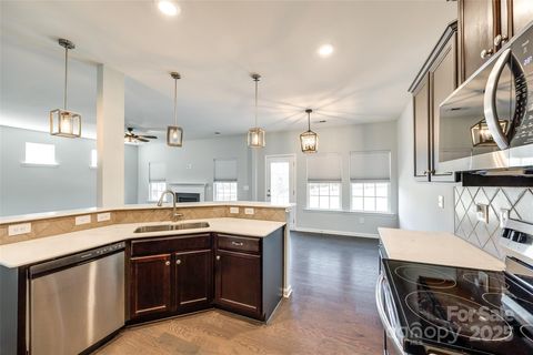 Single Family Residence in Fort Mill SC 609 Kahana River Road 9.jpg