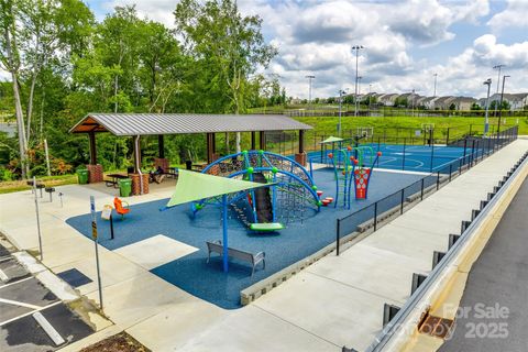 Single Family Residence in Fort Mill SC 609 Kahana River Road 38.jpg