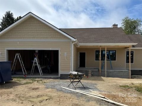 Single Family Residence in Hendersonville NC 26 Olde Oak Court.jpg