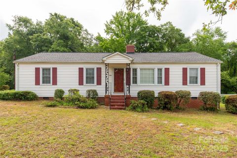 Single Family Residence in Kershaw SC 439 Kershaw Country Club Road.jpg