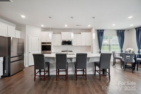 Single Family Residence in Fort Mill SC 4015 Havenport Circle 6.jpg
