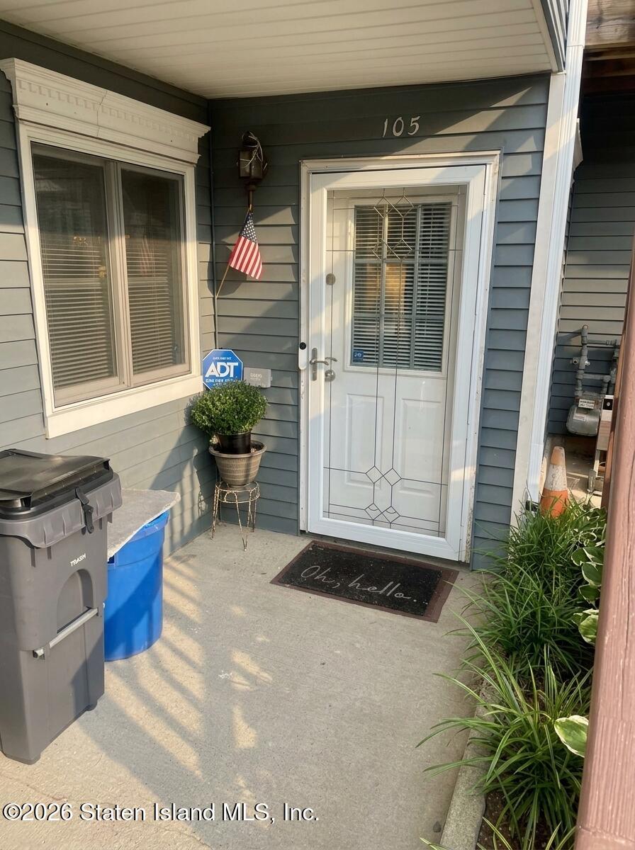 105 Pond Way, Staten Island, NY 10303