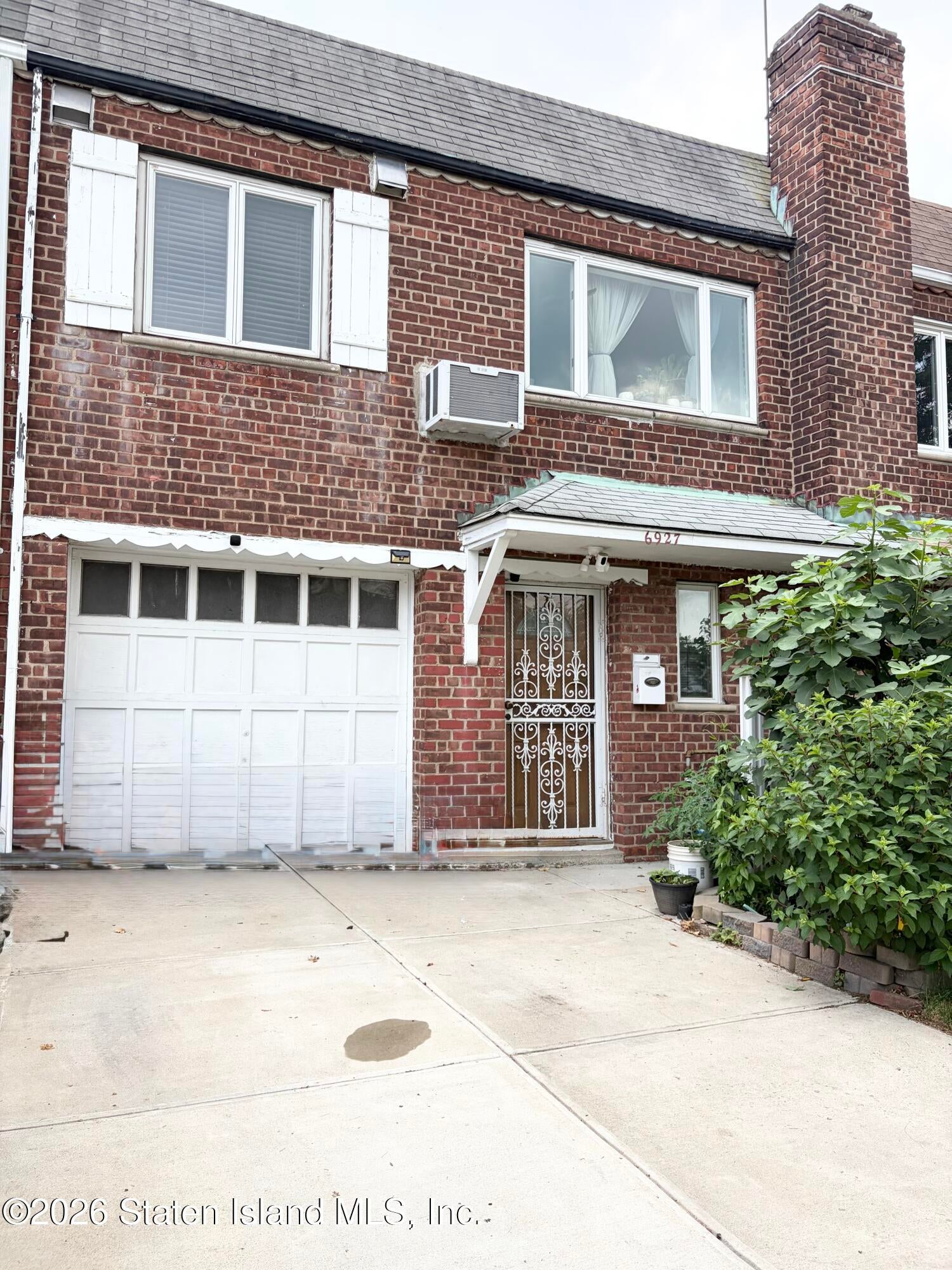 69 27 169th St, Queens, NY 11365
