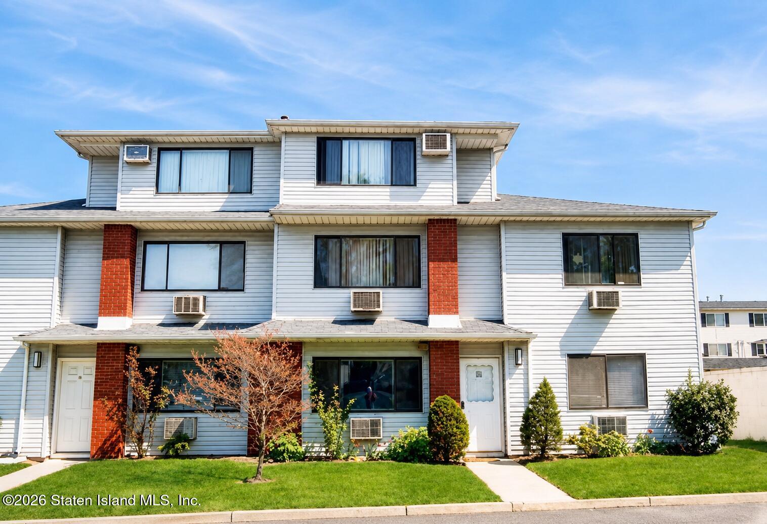 21 Richmond Ct, Staten Island, NY 10303 photo