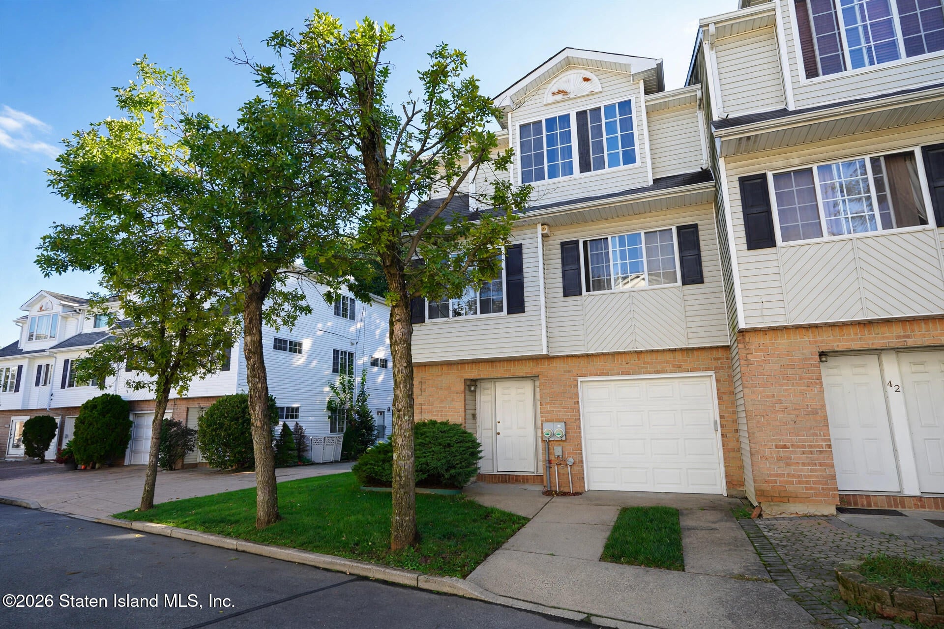 44 White Oak Ln, Staten Island, NY 10309