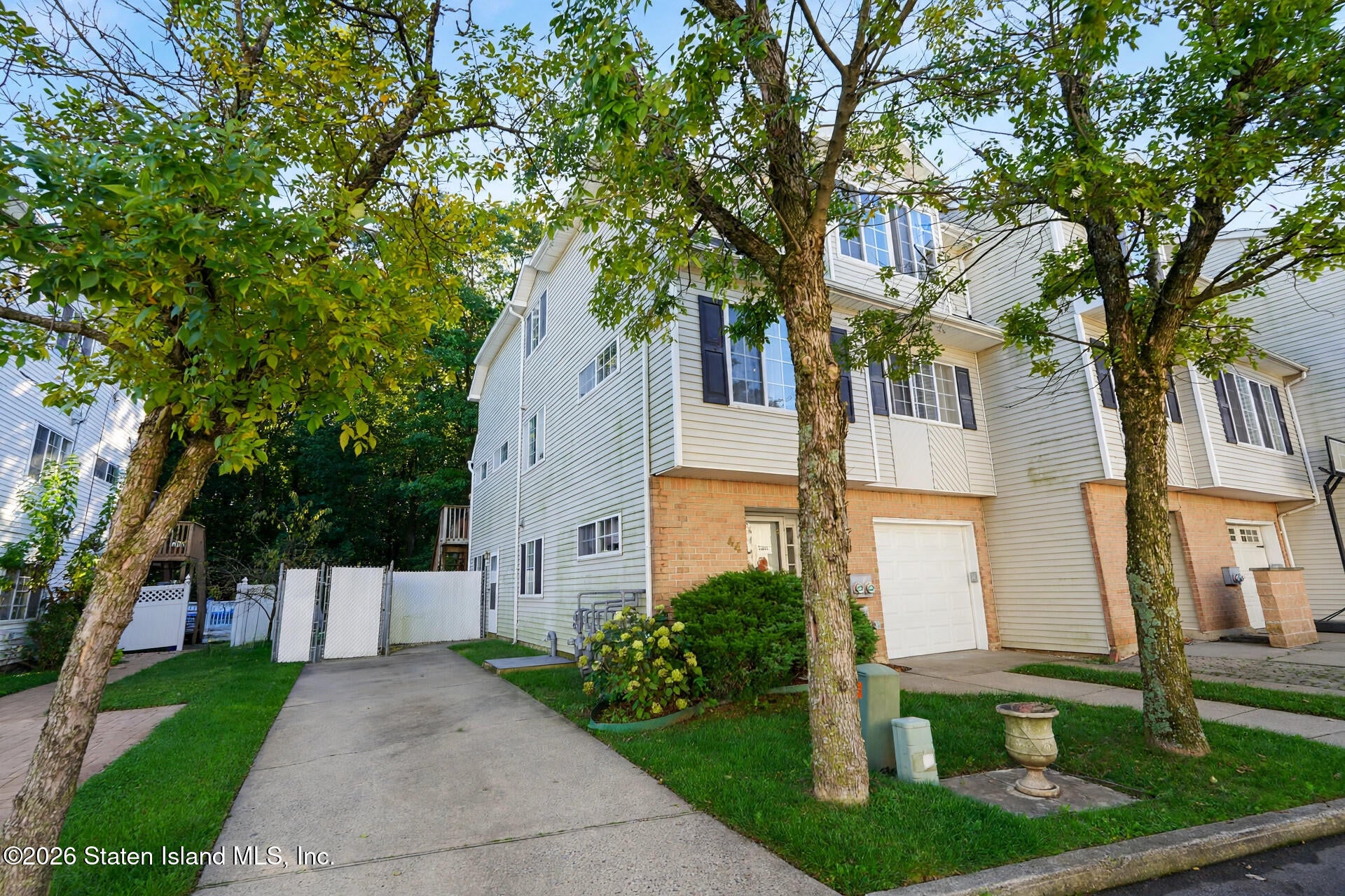 44 White Oak Ln, Staten Island, NY 10309 photo