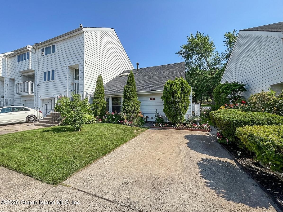 115 Hampton Grn, Staten Island, NY 10312 photo