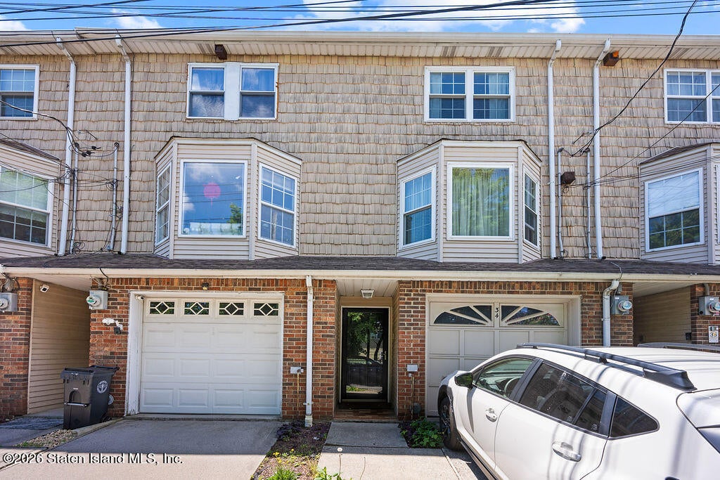 34 Francine Ln, Staten Island, NY 10314