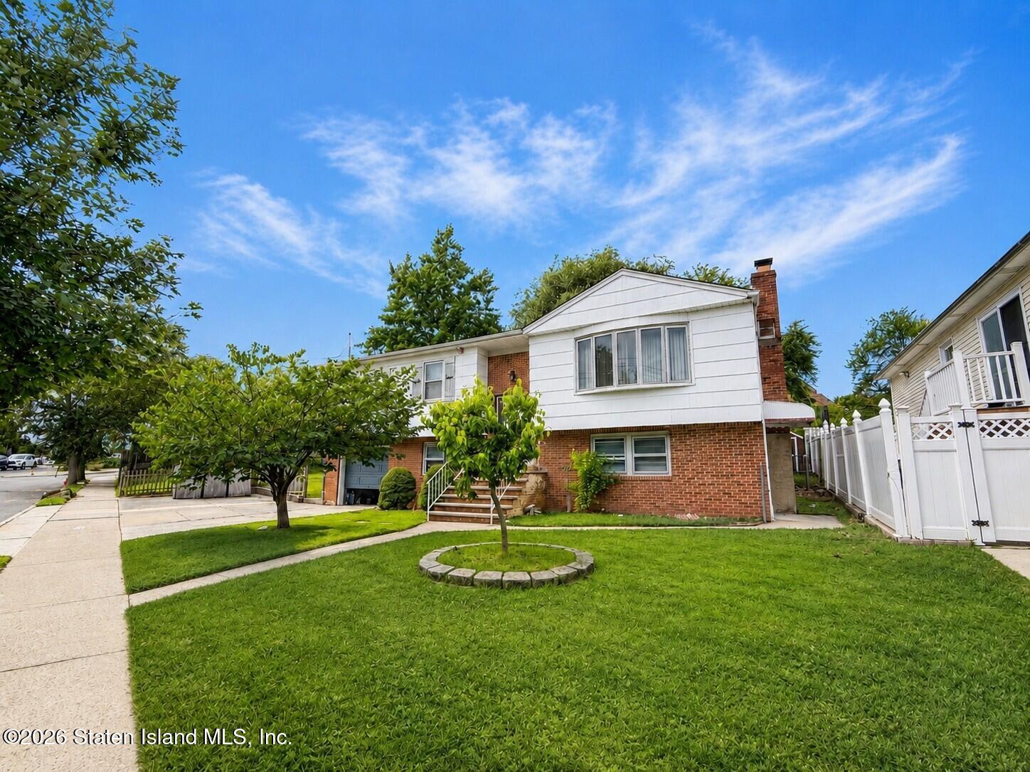 555 Vineland Ave, Staten Island, NY 10312