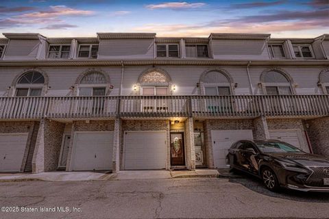 Townhouse in Staten Island NY 429 Hylan Boulevard.jpg