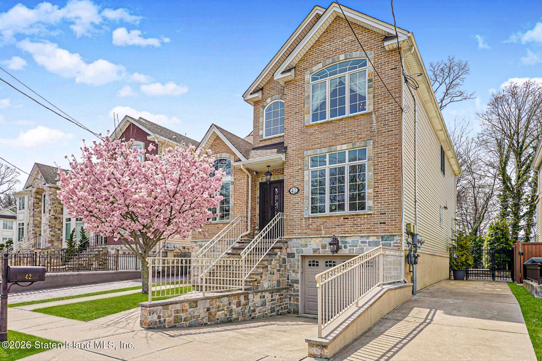 42 Serena Ct, Staten Island, NY 10312