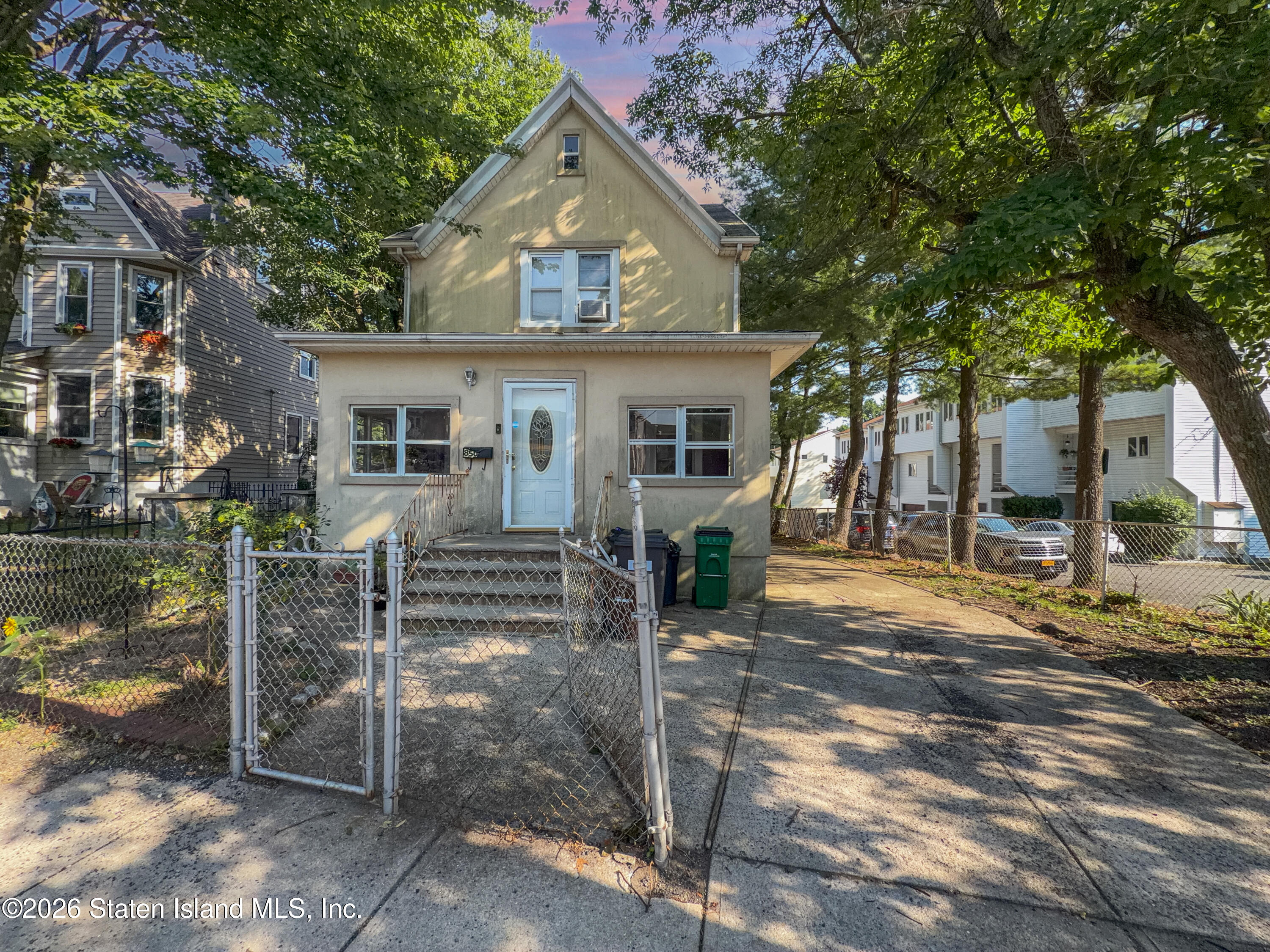 850 Fingerboard Rd, Staten Island, NY 10305