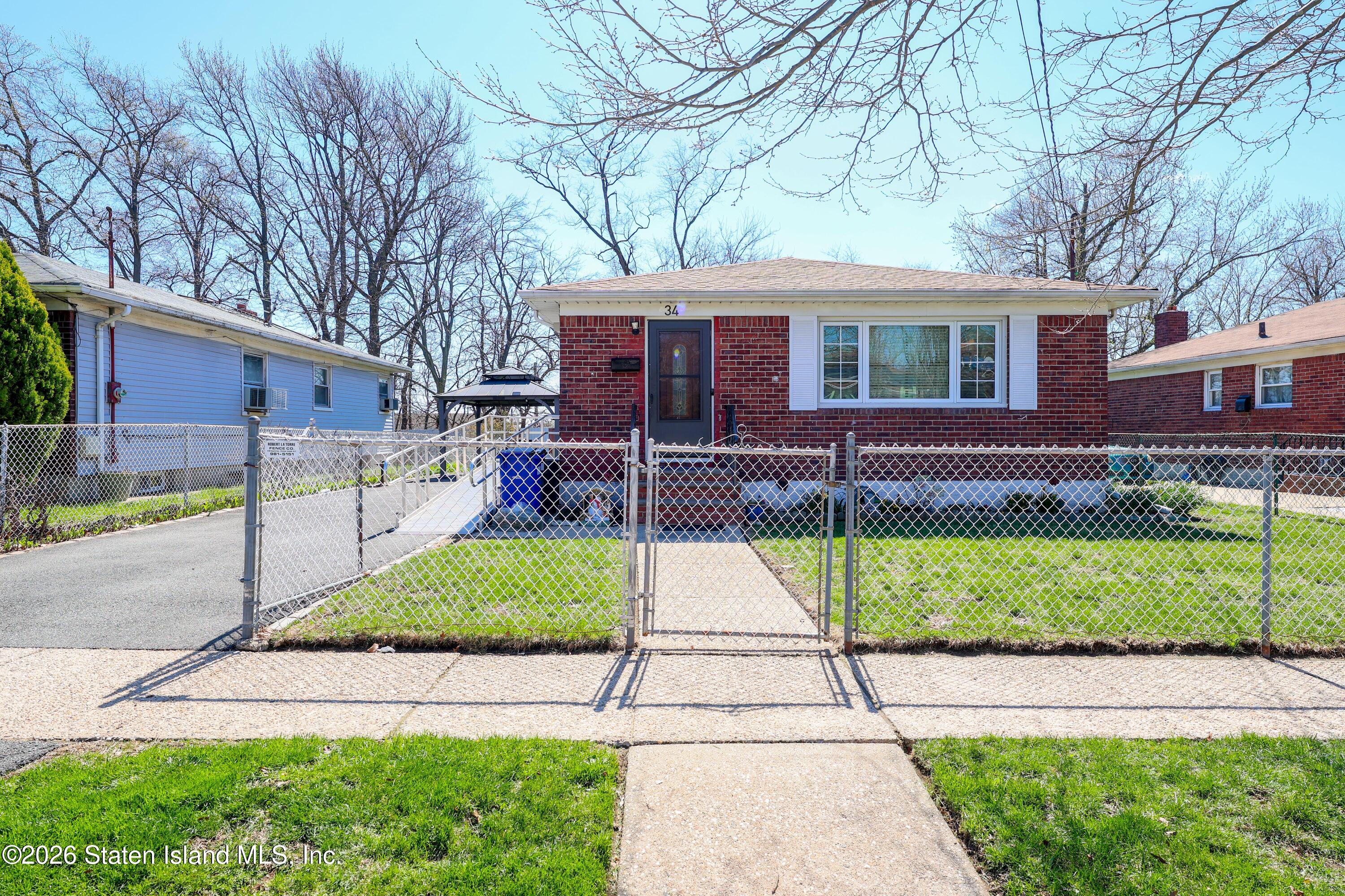34 Park Hill Cir, Staten Island, NY 10304 photo