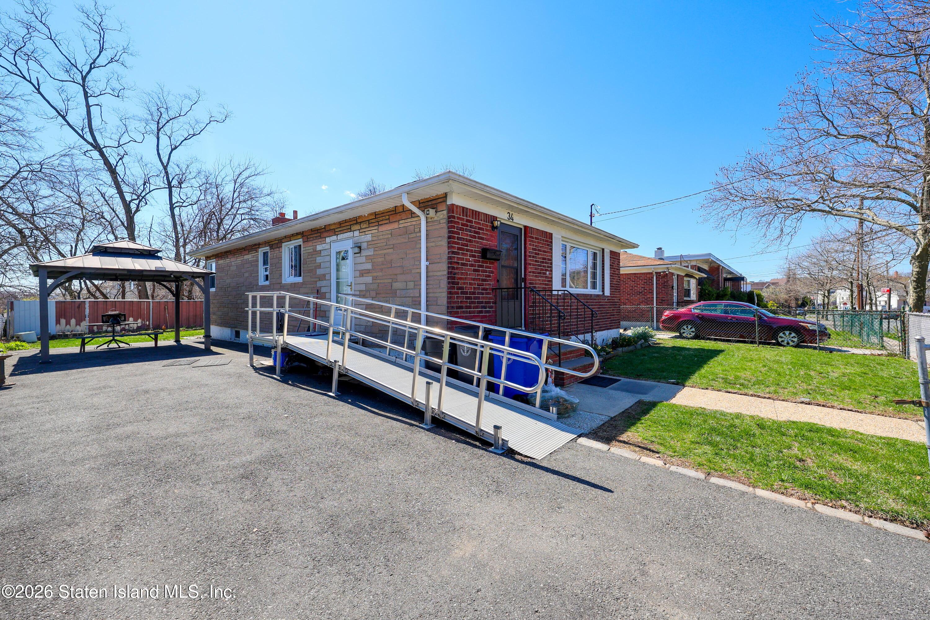 34 Park Hill Cir, Staten Island, NY 10304 photo