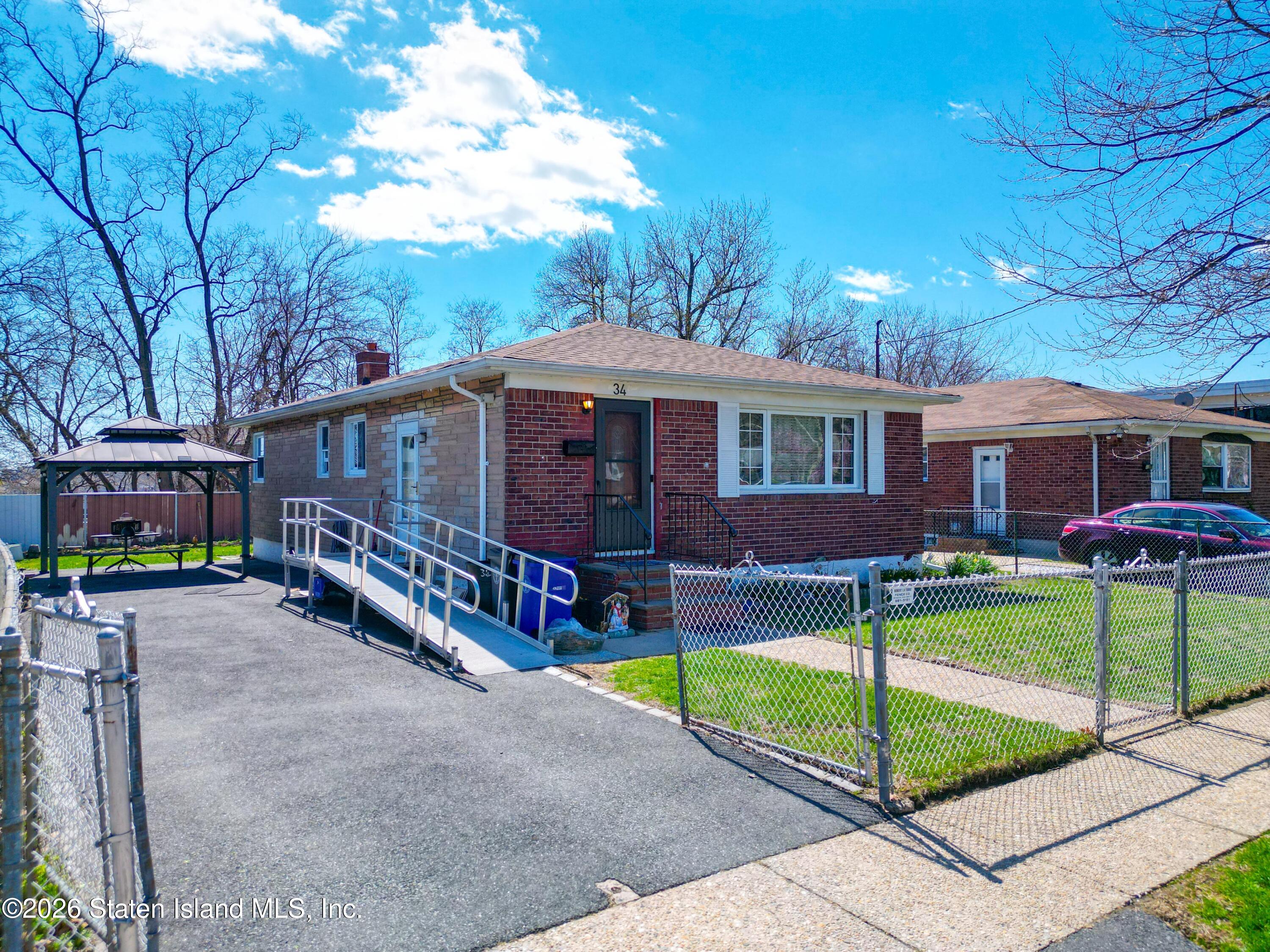 34 Park Hill Cir, Staten Island, NY 10304 photo