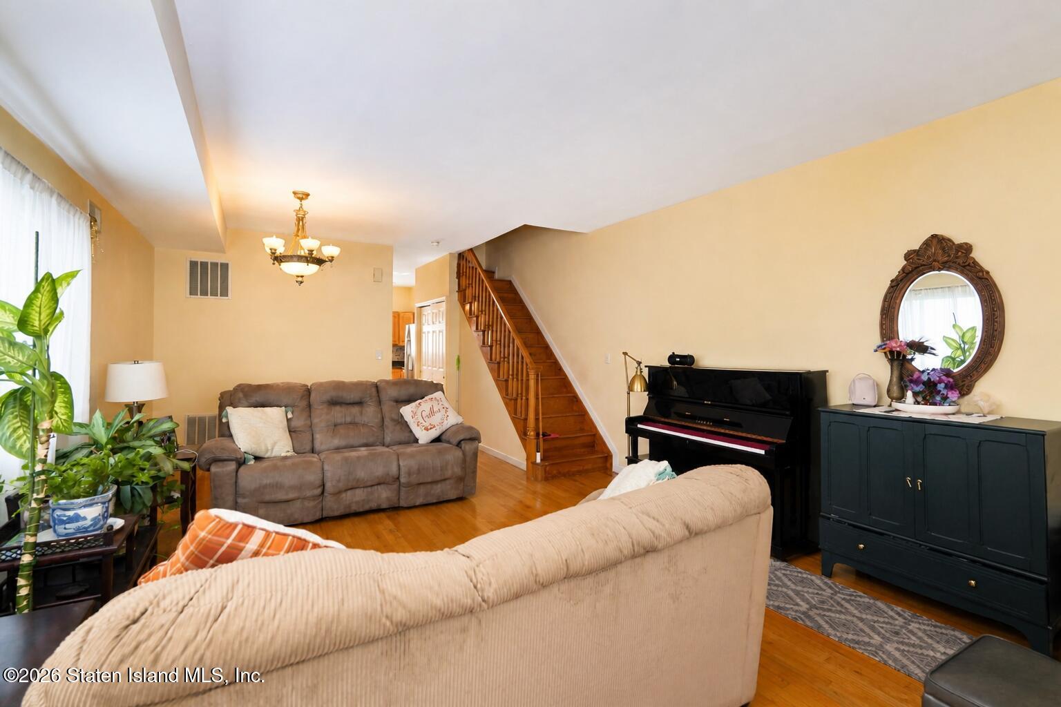 24 Willow Ln, Staten Island, NY 10306 photo