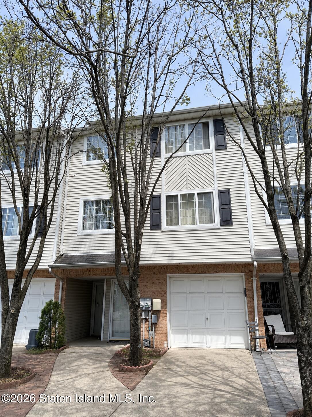 28 White Oak Ln, Staten Island, NY 10309