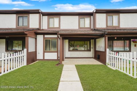 Townhouse in Staten Island NY 132 Parkview Loop.jpg