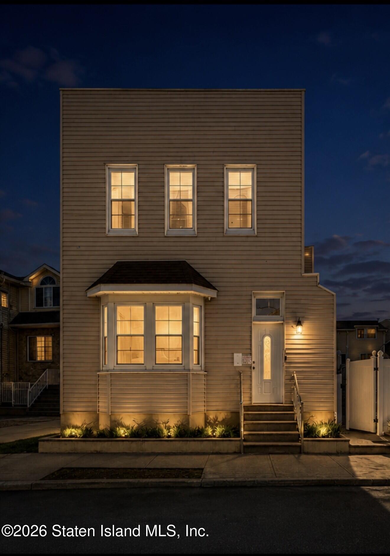 98 Robin Rd, Staten Island, NY 10305