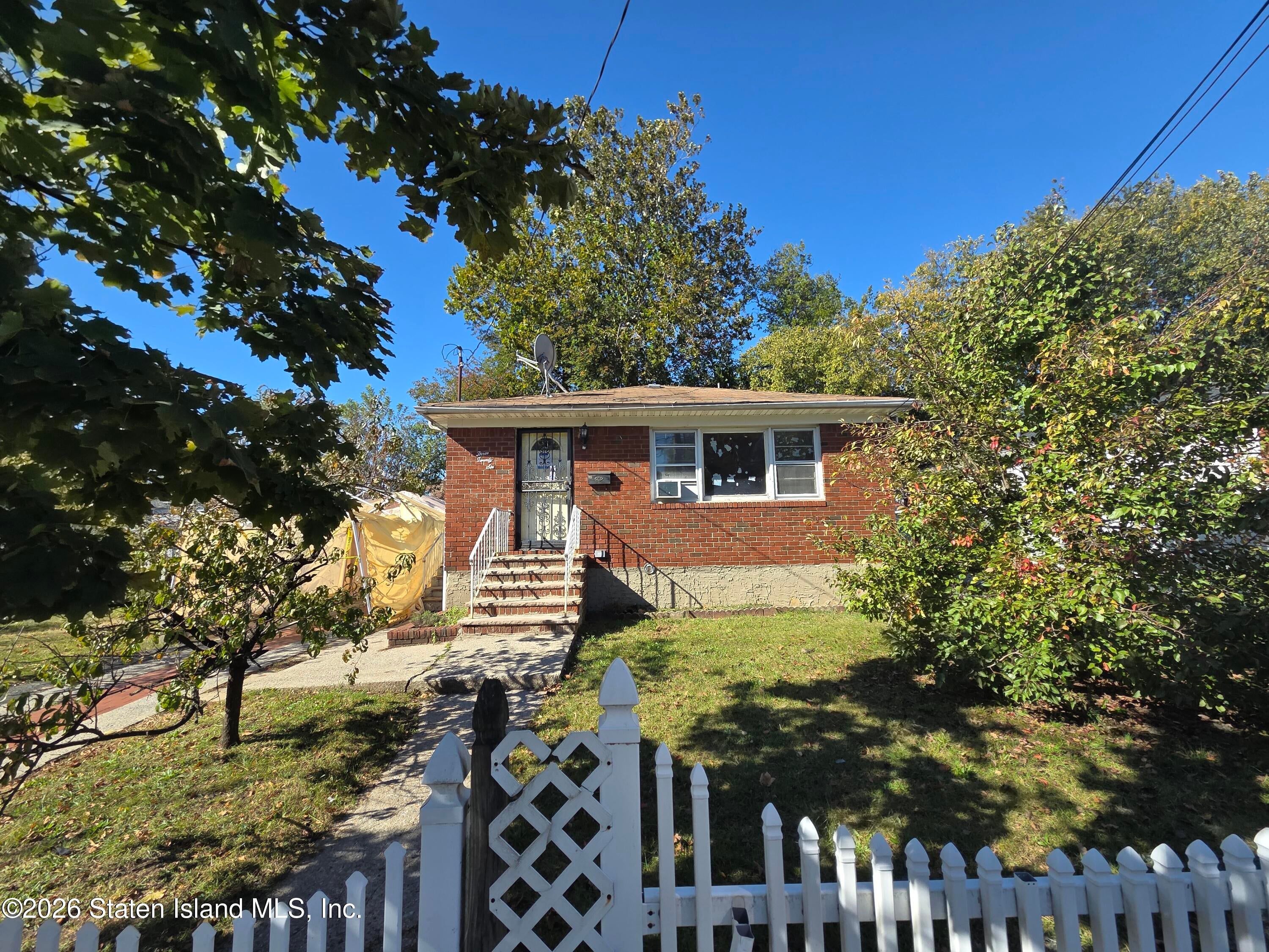 326 Grandview Ave, Staten Island, NY 10303