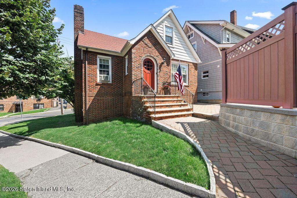 1 Duer Ln, Staten Island, NY 10301