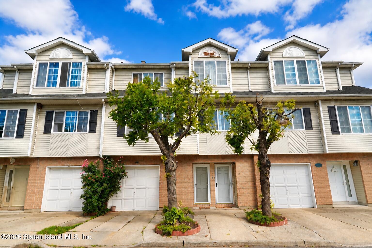 39 Hemlock Ln, Staten Island, NY 10309