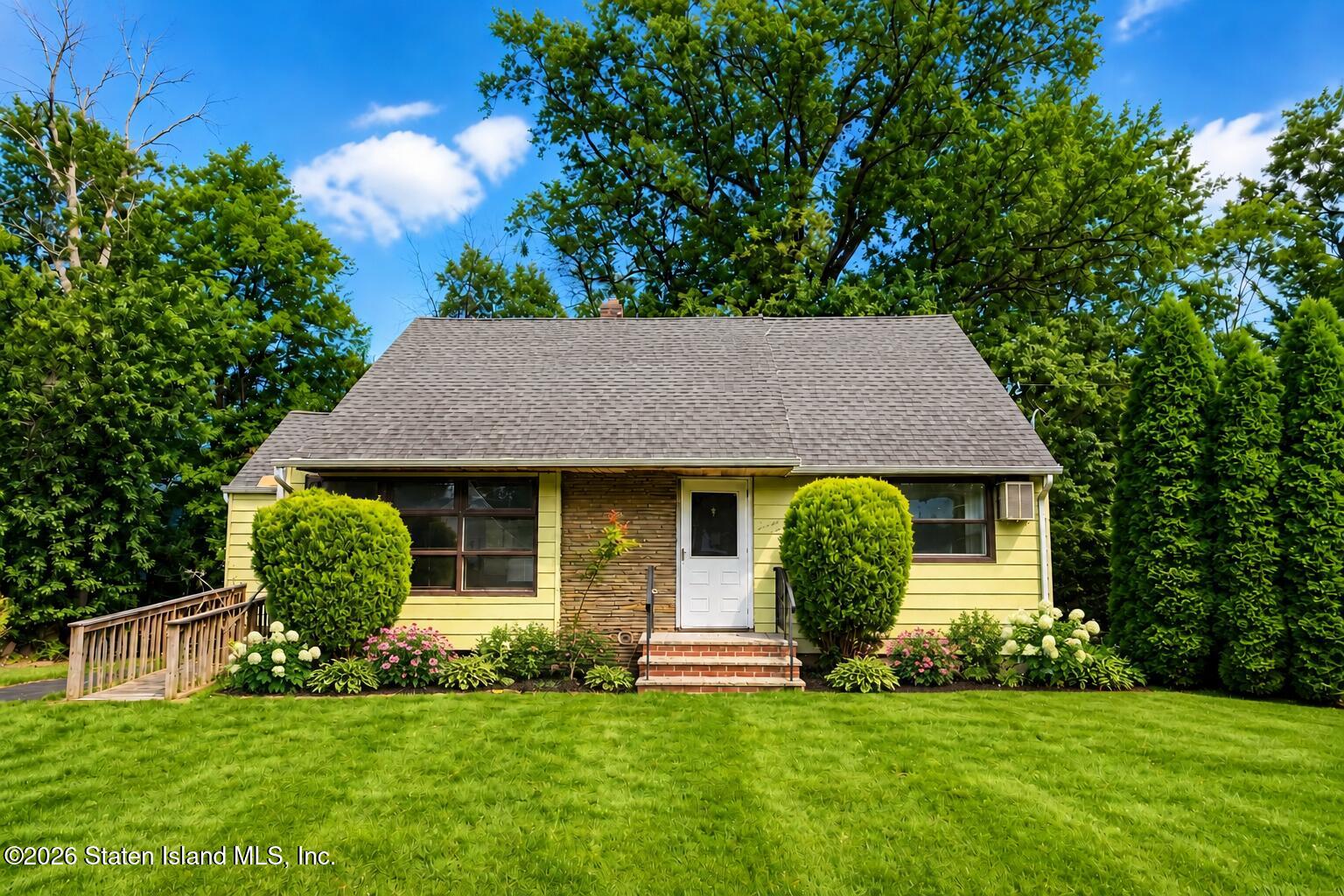 77 Independence Dr, Roselle, NJ 07203