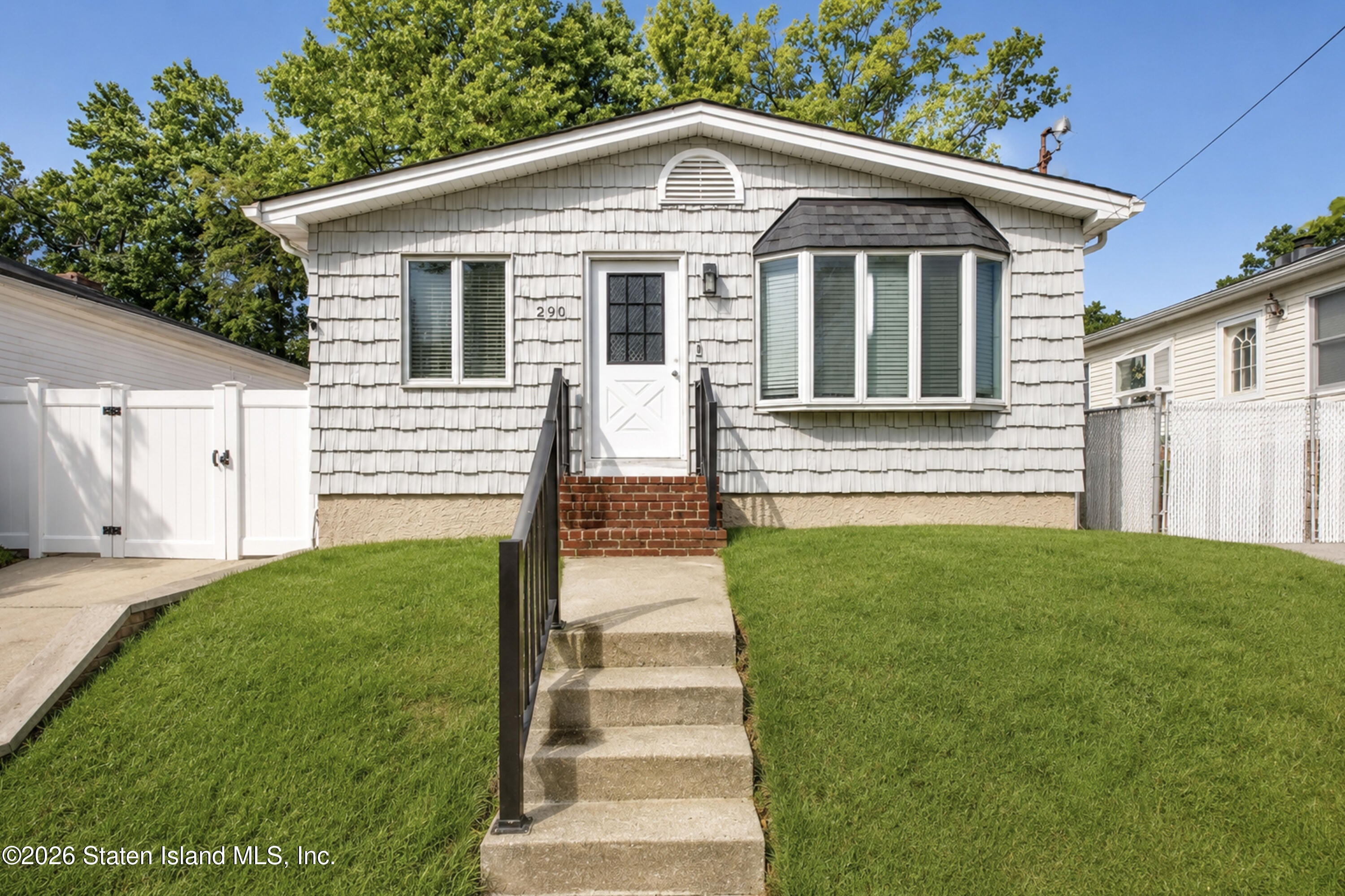 290 Beach Rd, Staten Island, NY 10312