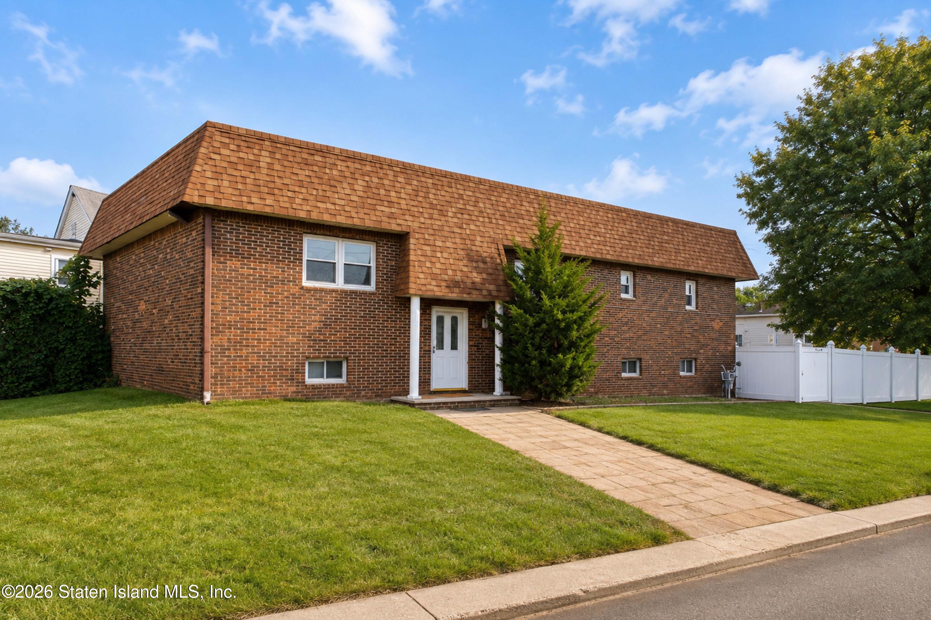 272 Olympia Blvd, Staten Island, NY 10305