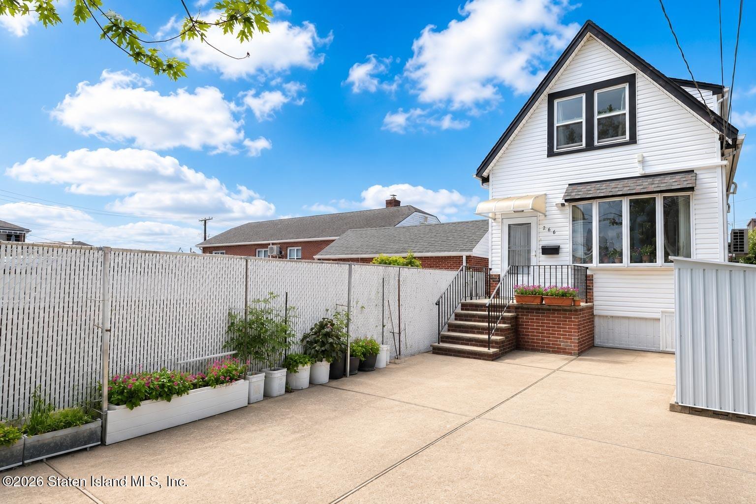 266 Kensington Ave, Staten Island, NY 10305